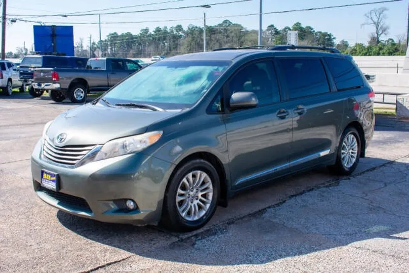 2013 Toyota Sienna XLE photo 1
