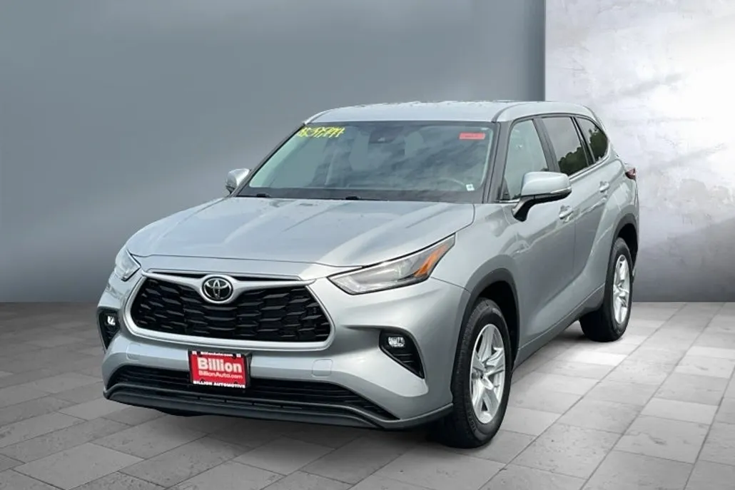 2024 Toyota Highlander LE photo 1