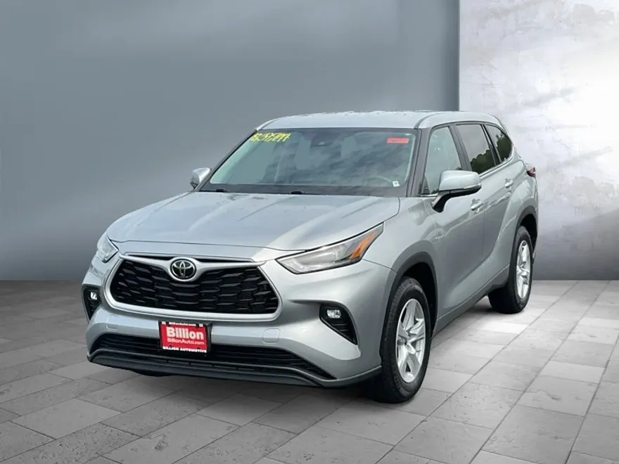 2024 Toyota Highlander LE photo 1