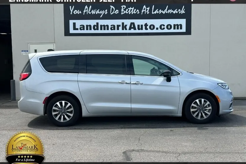 2024 Chrysler Pacifica Hybrid photo 1