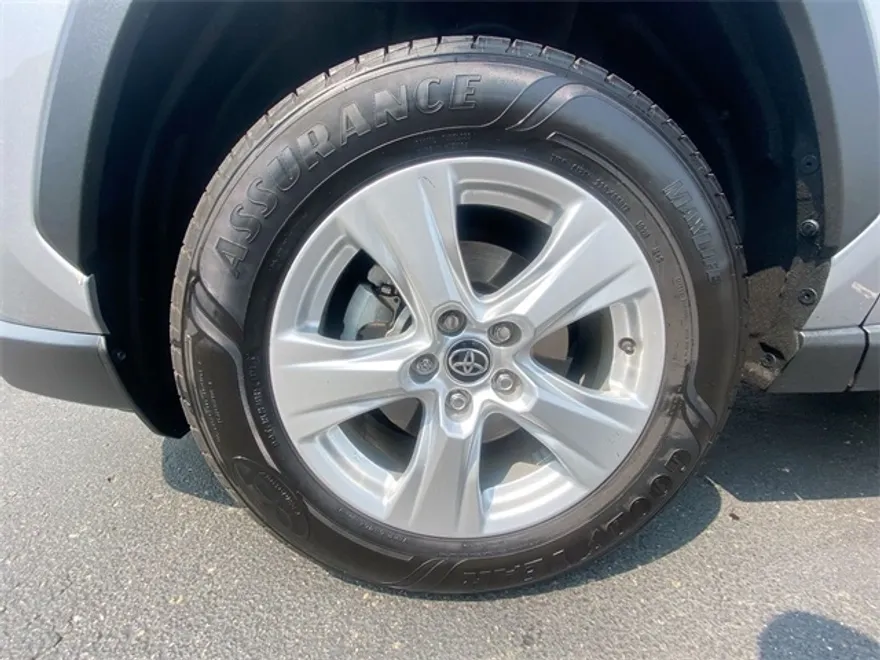 2021 Toyota RAV4 XLE photo 1