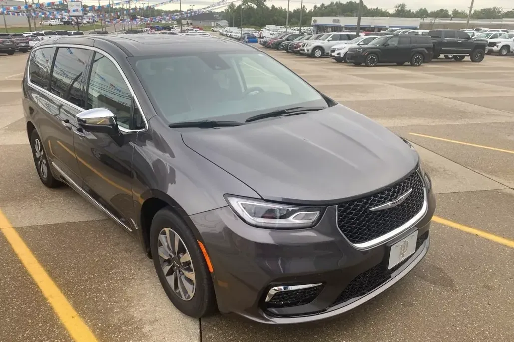 2023 Chrysler Pacifica Hybrid Limited photo 1