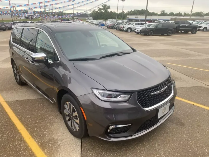 2023 Chrysler Pacifica Hybrid Limited photo 1