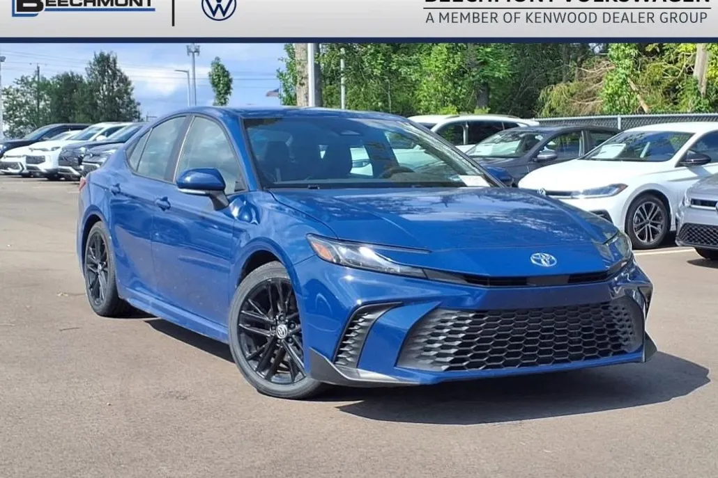 2025 Toyota Camry SE photo 1