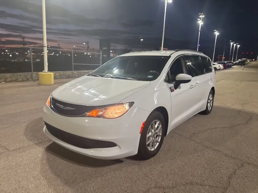 2020 Chrysler Voyager LXi photo 1