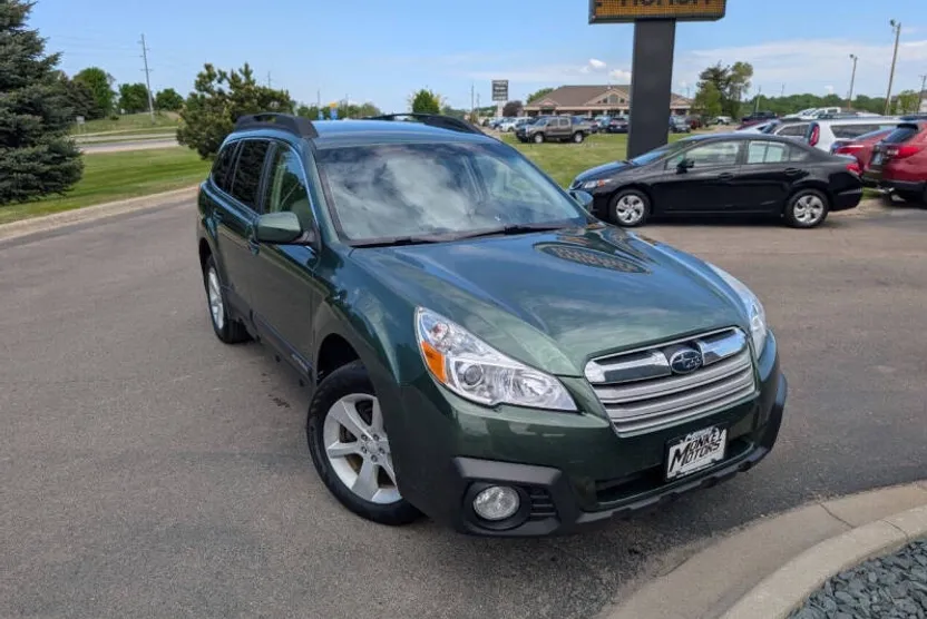 2013 Subaru Outback 2.5i Premium photo 1