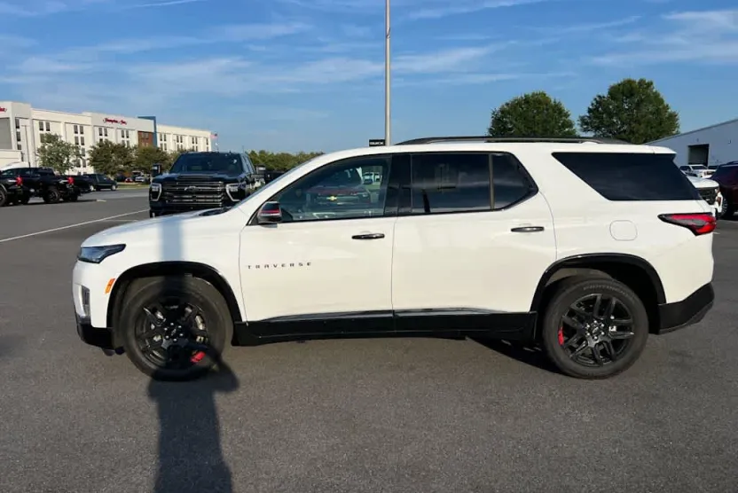 2023 Chevrolet Traverse Premier photo 1