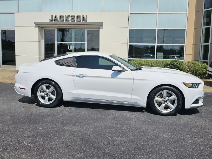 2017 Ford Mustang V6 photo 1