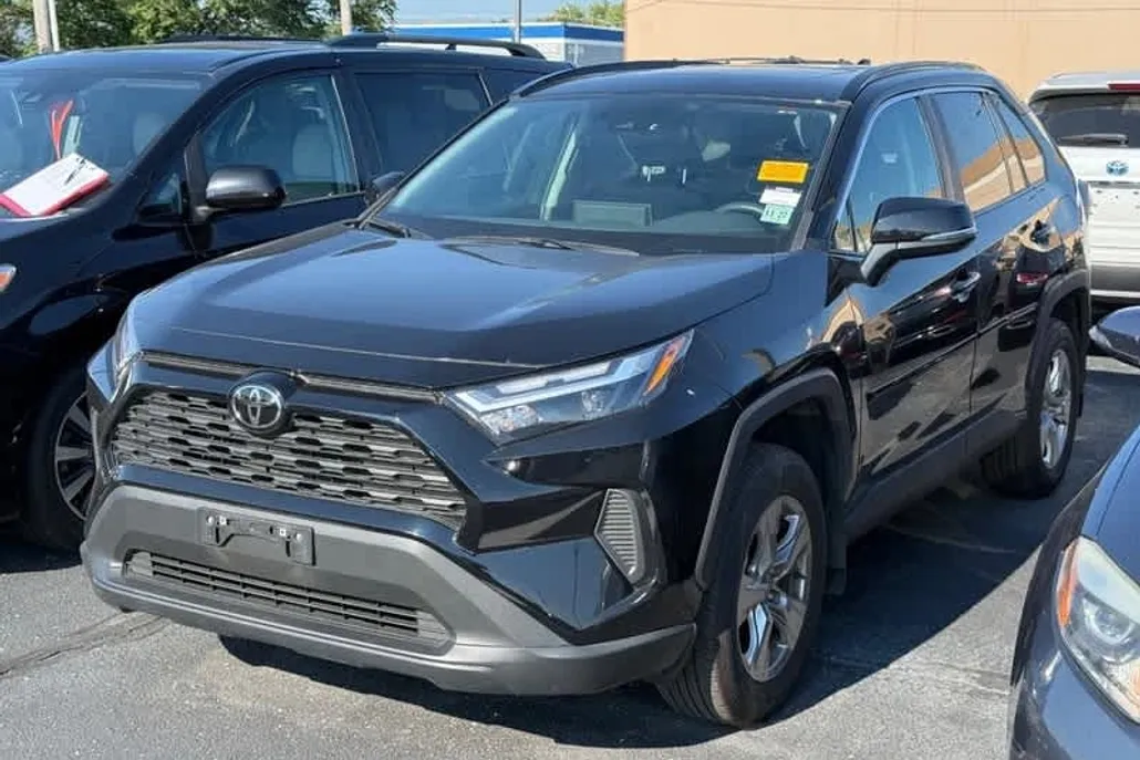 2022 Toyota RAV4 XLE photo 1
