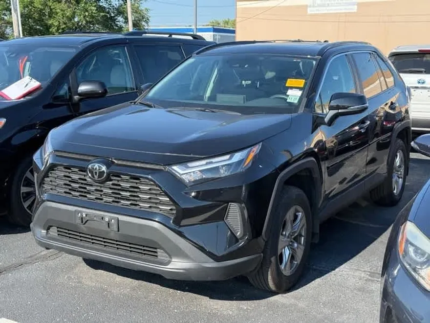 2022 Toyota RAV4 XLE photo 1
