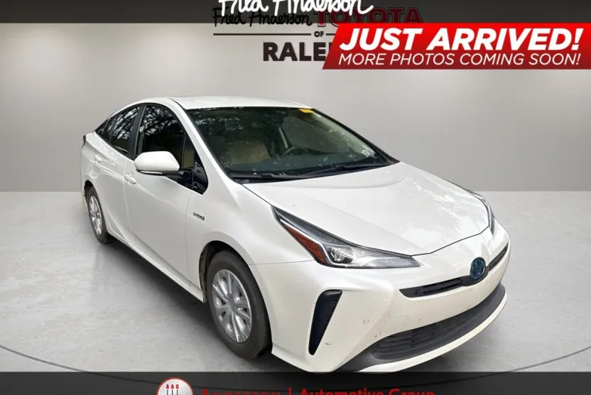 2019 Toyota Prius LE photo 1