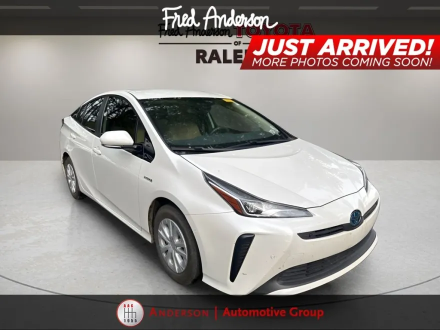 2019 Toyota Prius LE photo 1