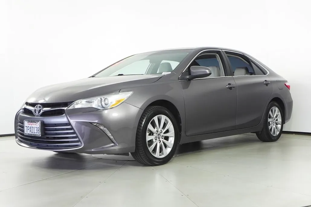 2016 Toyota Camry XLE photo 1