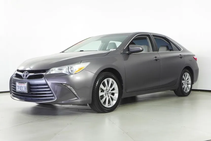 2016 Toyota Camry XLE photo 1