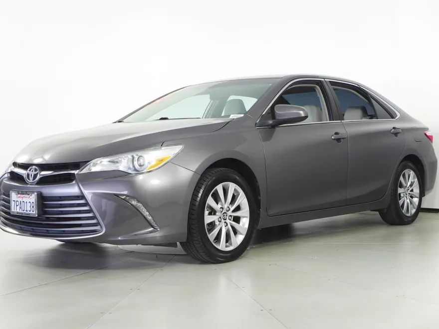 2016 Toyota Camry XLE photo 1