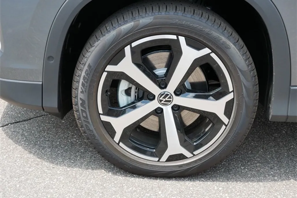 2025 Volkswagen Tiguan SE photo 1