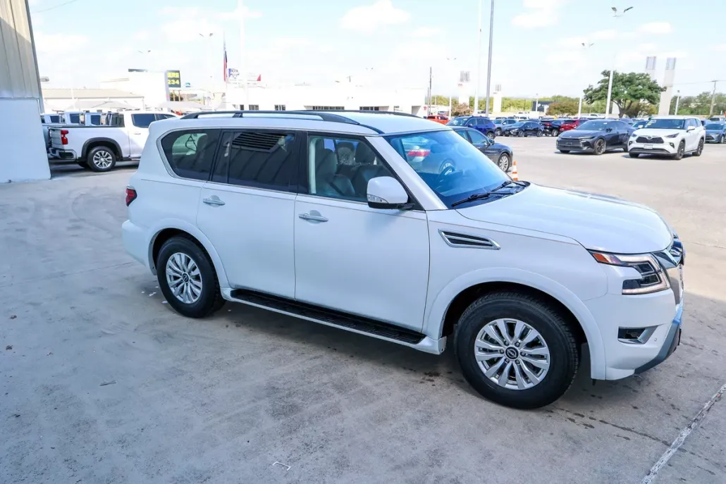 2023 Nissan Armada SV photo 1