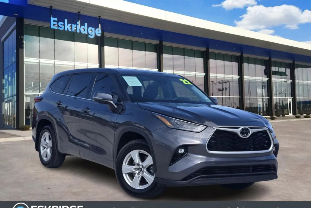 2022 Toyota Highlander LE photo 1