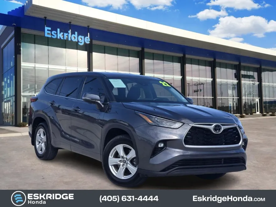 2022 Toyota Highlander LE photo 1