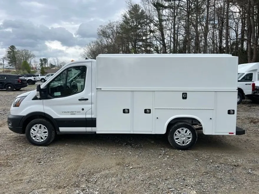 2024 Ford Transit Cutaway photo 1