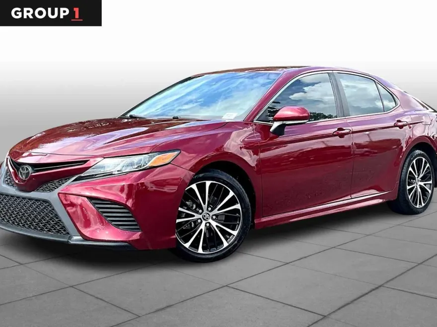 2018 Toyota Camry SE photo 1