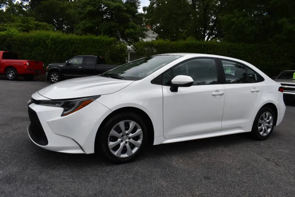 2021 Toyota Corolla LE photo 1