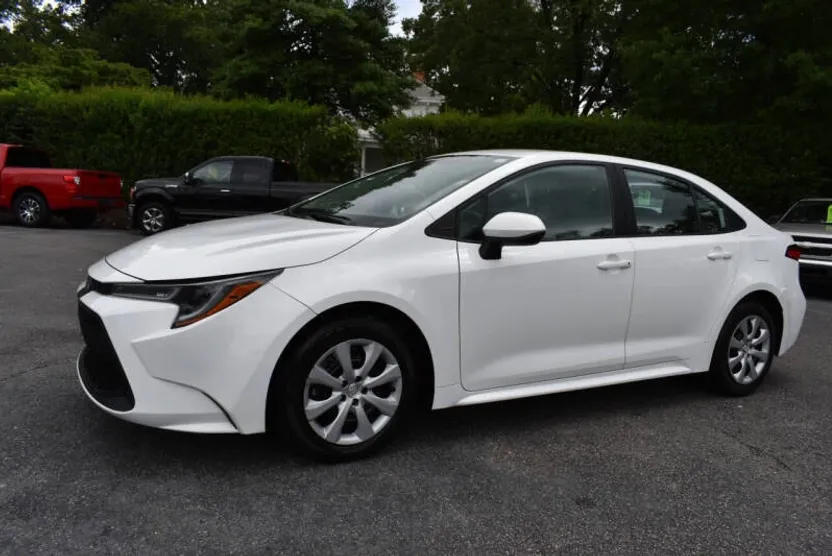 2021 Toyota Corolla LE photo 1
