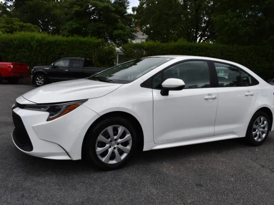 2021 Toyota Corolla LE photo 1