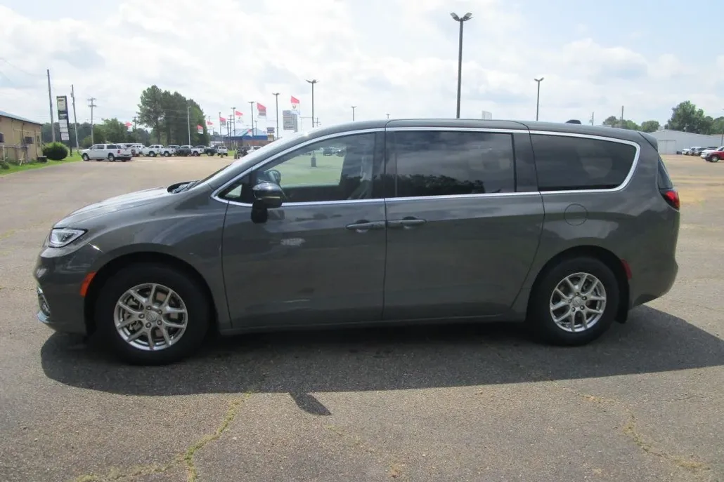 2025 Chrysler Pacifica photo 1