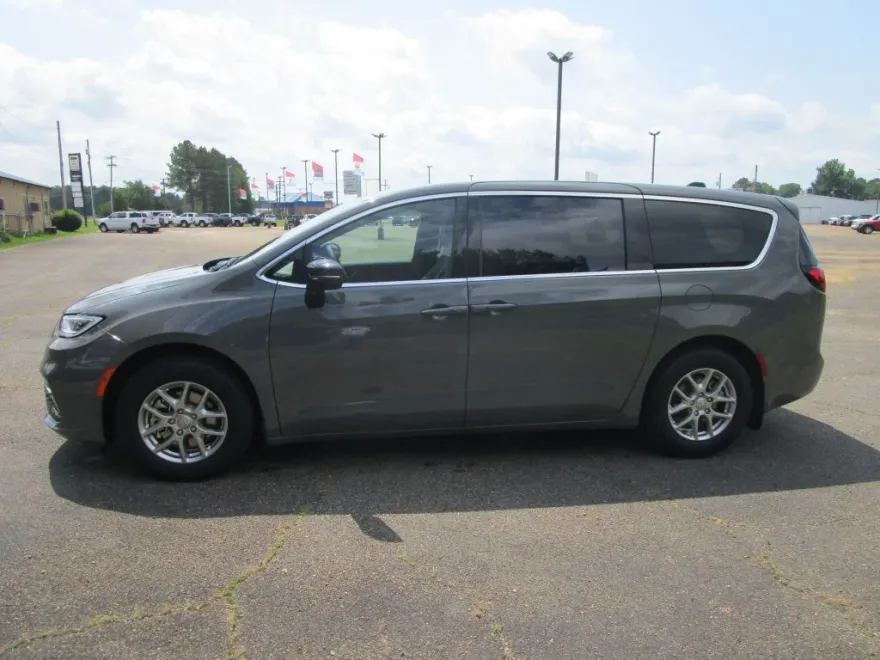 2025 Chrysler Pacifica photo 1