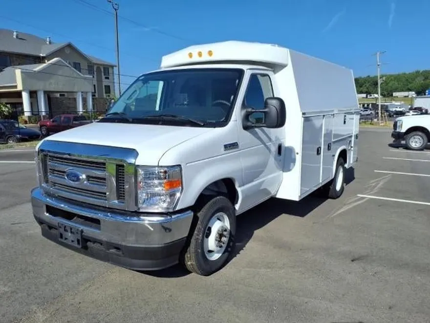 2025 Ford E-350 photo 1