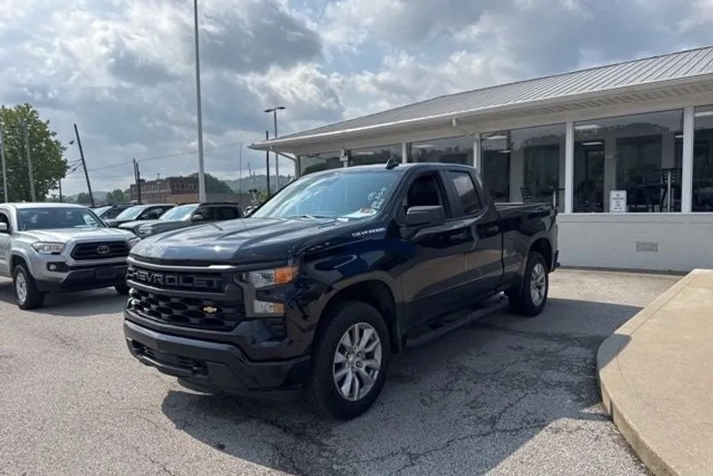 2025 Chevrolet Silverado 1500 Custom photo 1