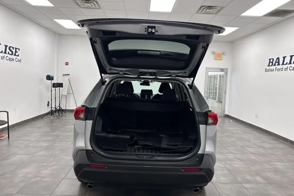 2023 Toyota RAV4 LE photo 1