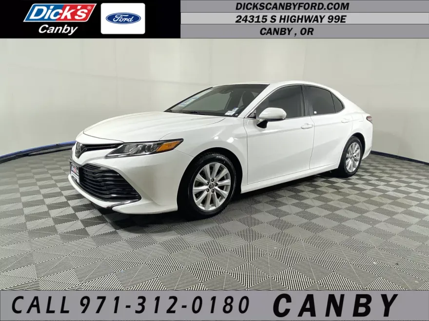 2019 Toyota Camry LE photo 1