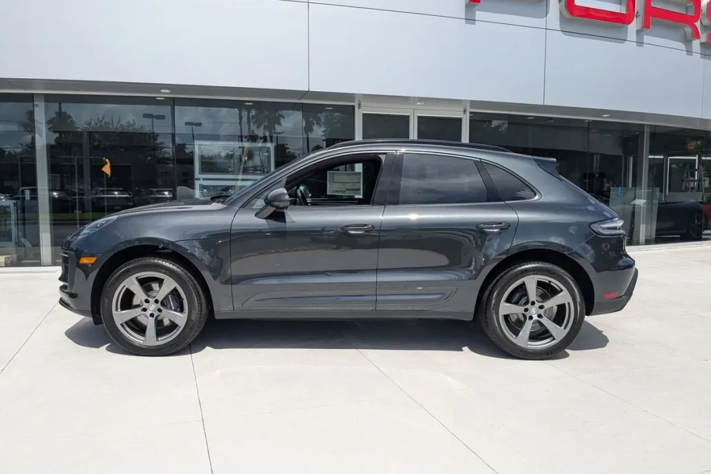 2025 Porsche Macan T photo 1