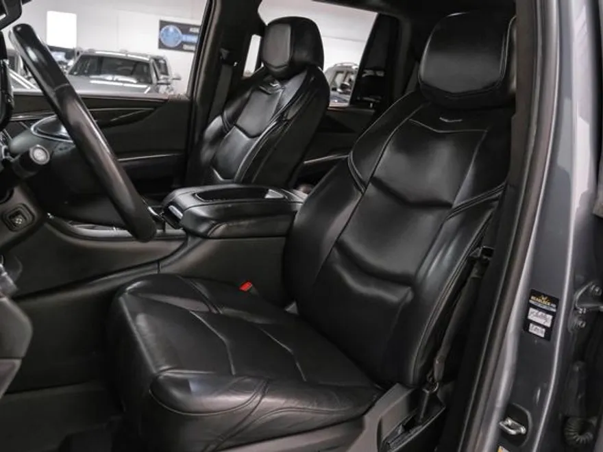 2020 Cadillac Escalade Platinum photo 3