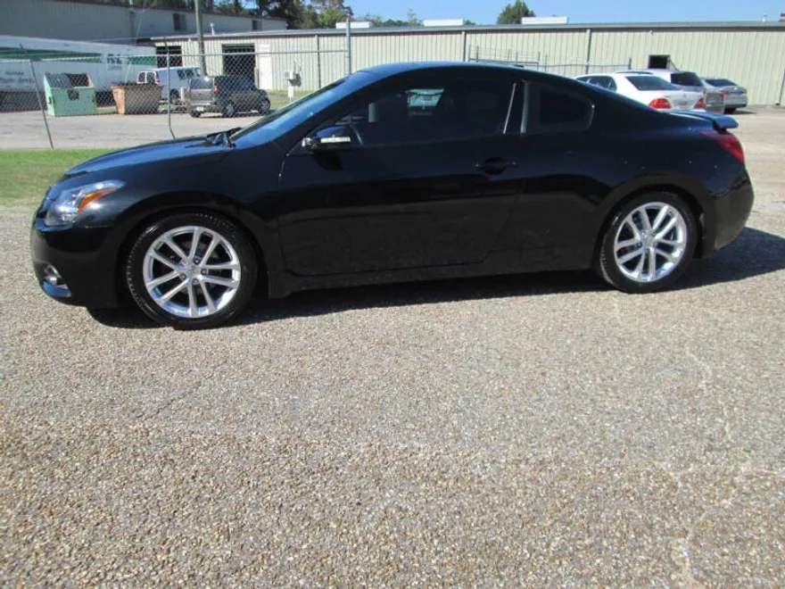 2011 Nissan Altima 3.5 SR photo 2