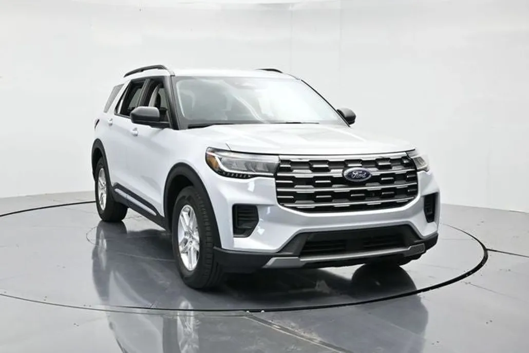 2025 Ford Explorer photo 1
