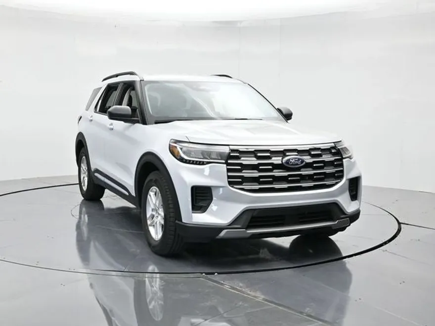 2025 Ford Explorer photo 1