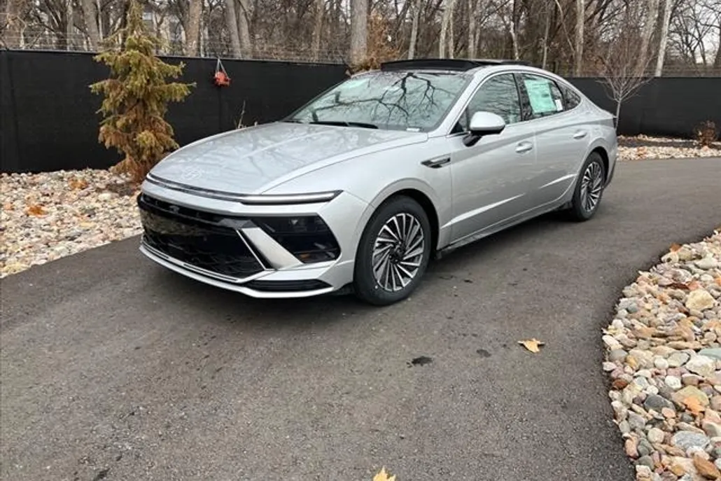 2025 Hyundai Sonata Hybrid Limited photo 1