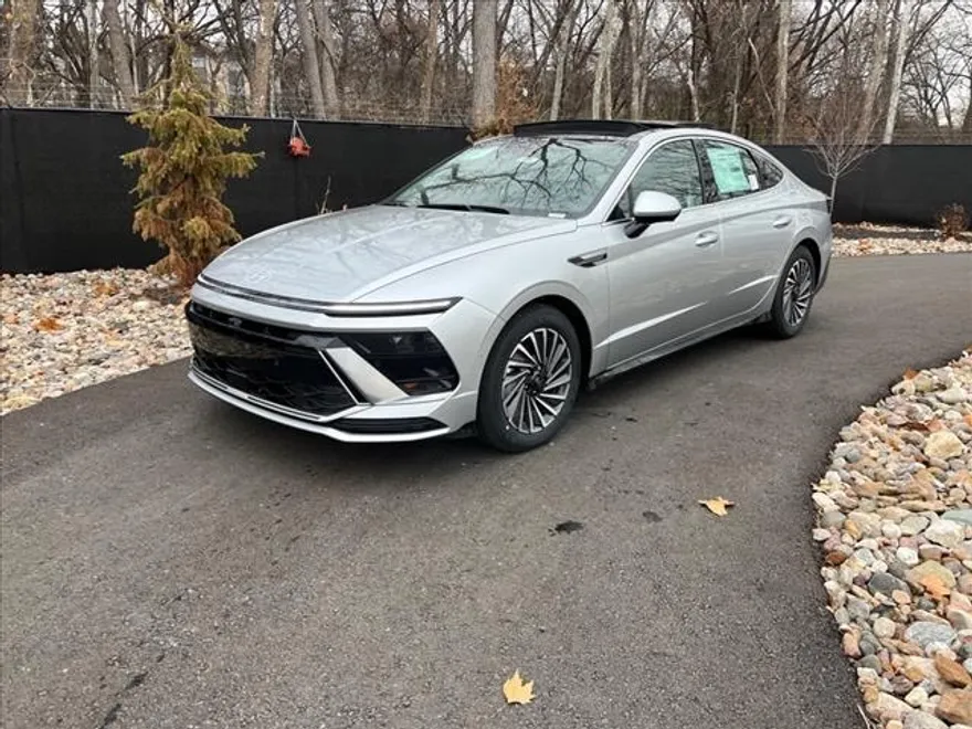 2025 Hyundai Sonata Hybrid Limited photo 1