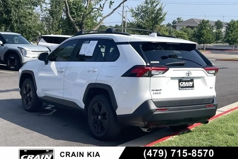 2019 Toyota RAV4 XLE photo 1