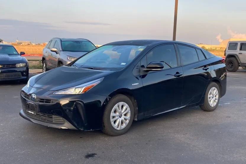 2022 Toyota Prius LE photo 1