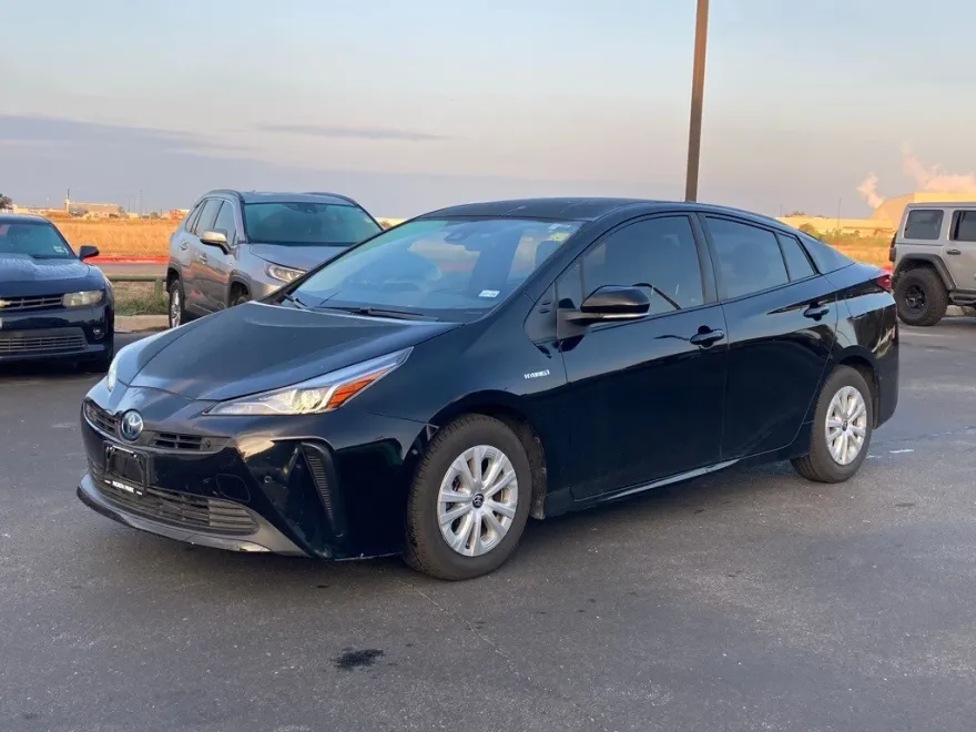 2022 Toyota Prius LE photo 1
