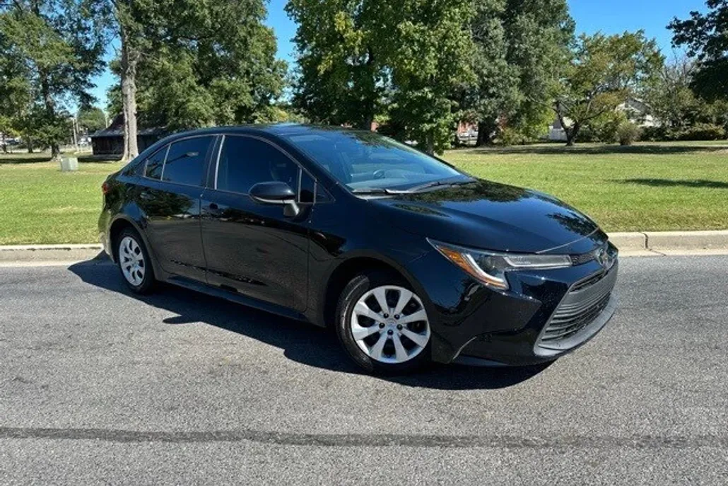 2024 Toyota Corolla LE photo 1