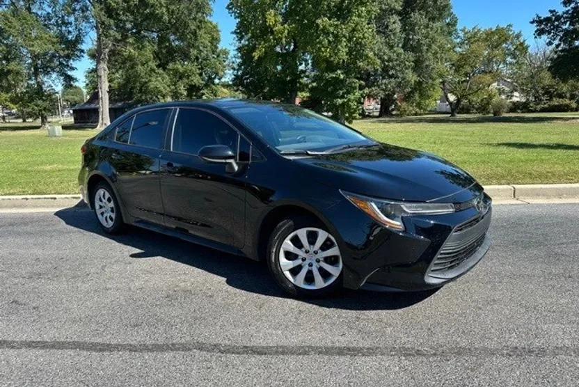 2024 Toyota Corolla LE photo 1