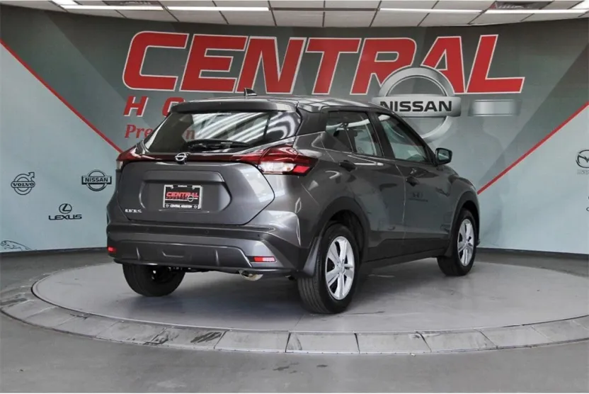 2025 Nissan Kicks Play S photo 1