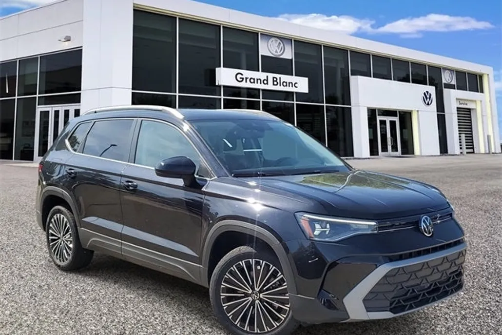 2025 Volkswagen Taos SE photo 1