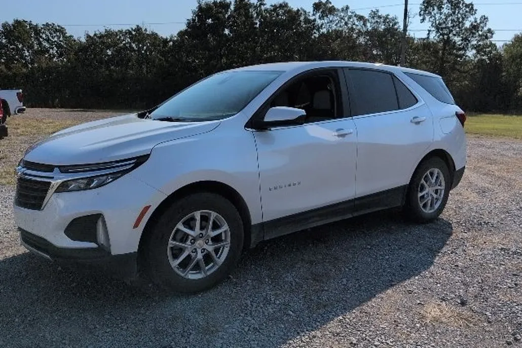 2022 Chevrolet Equinox LT photo 1