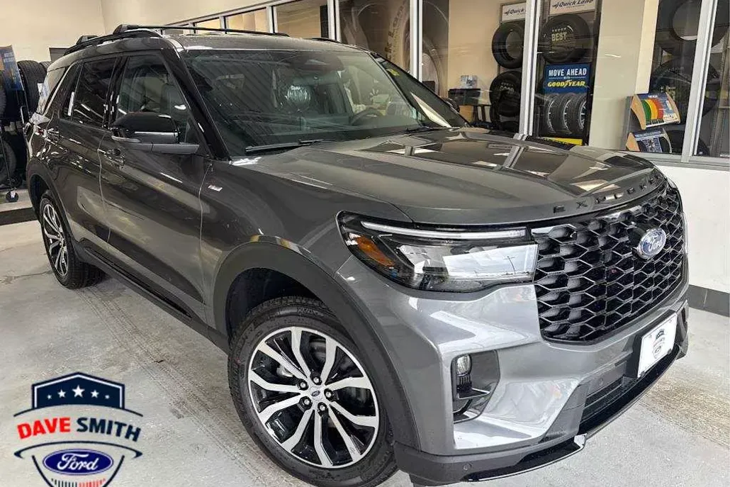 2025 Ford Explorer ST-Line photo 1